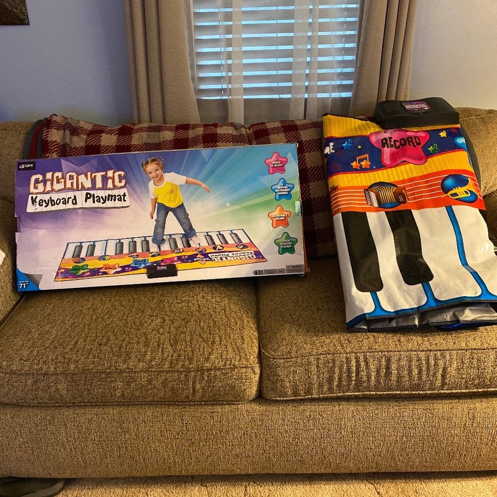 GPX gigantic keyboard playmat